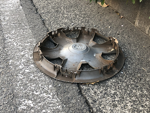 ホイールキャップひっくり返ってる危険